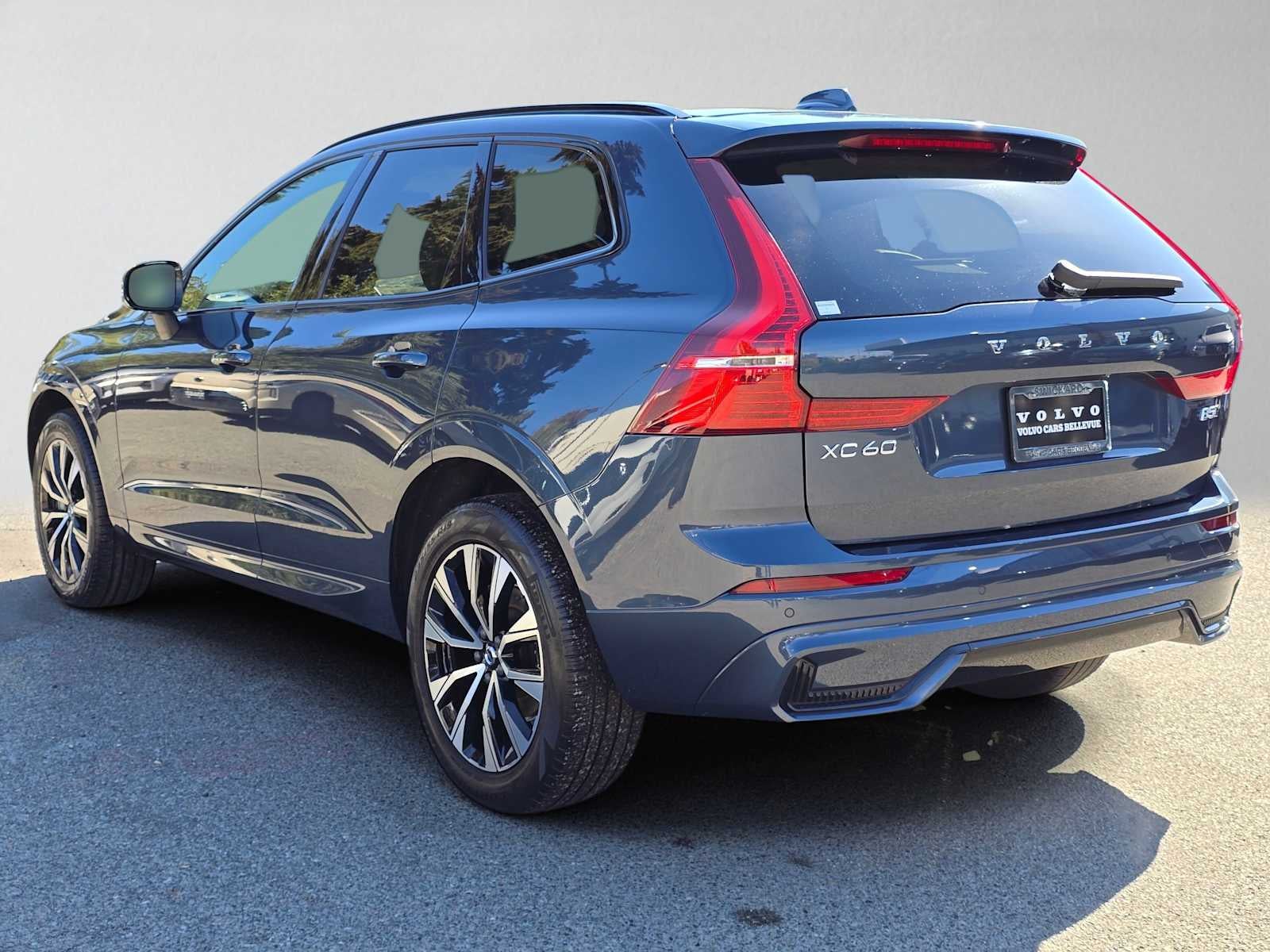 2024 Volvo XC60 Core Dark Theme