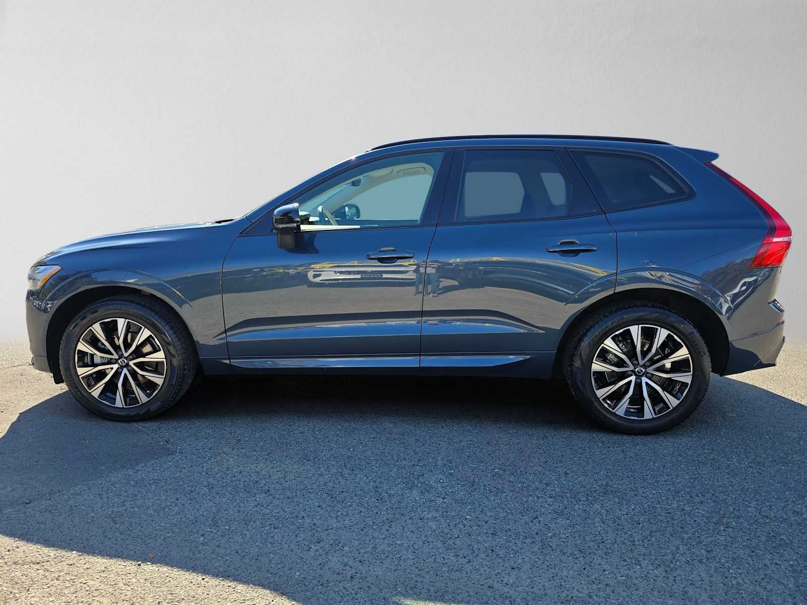 2024 Volvo XC60 Core Dark Theme