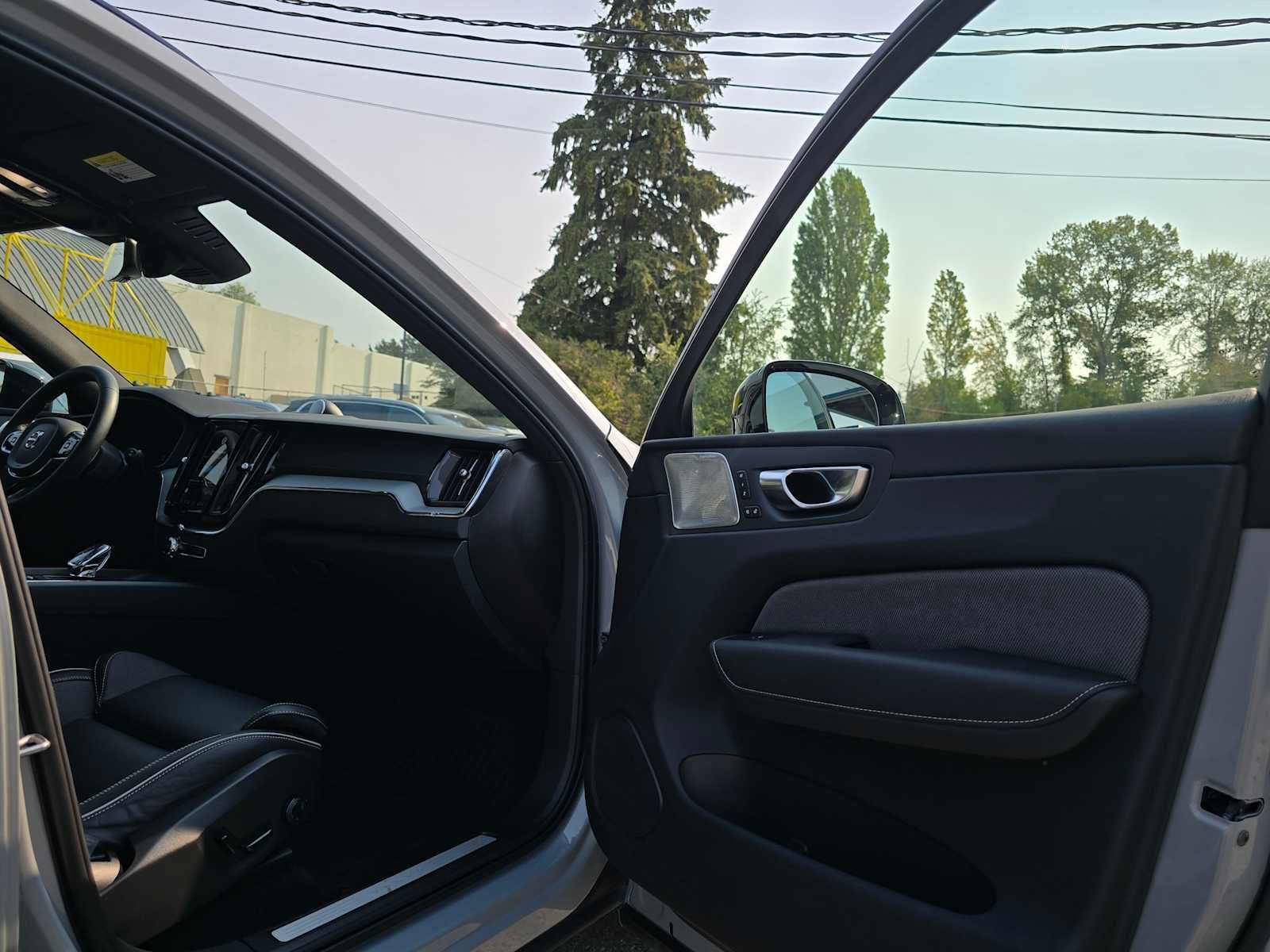 2024 Volvo XC60 Ultimate Dark Theme