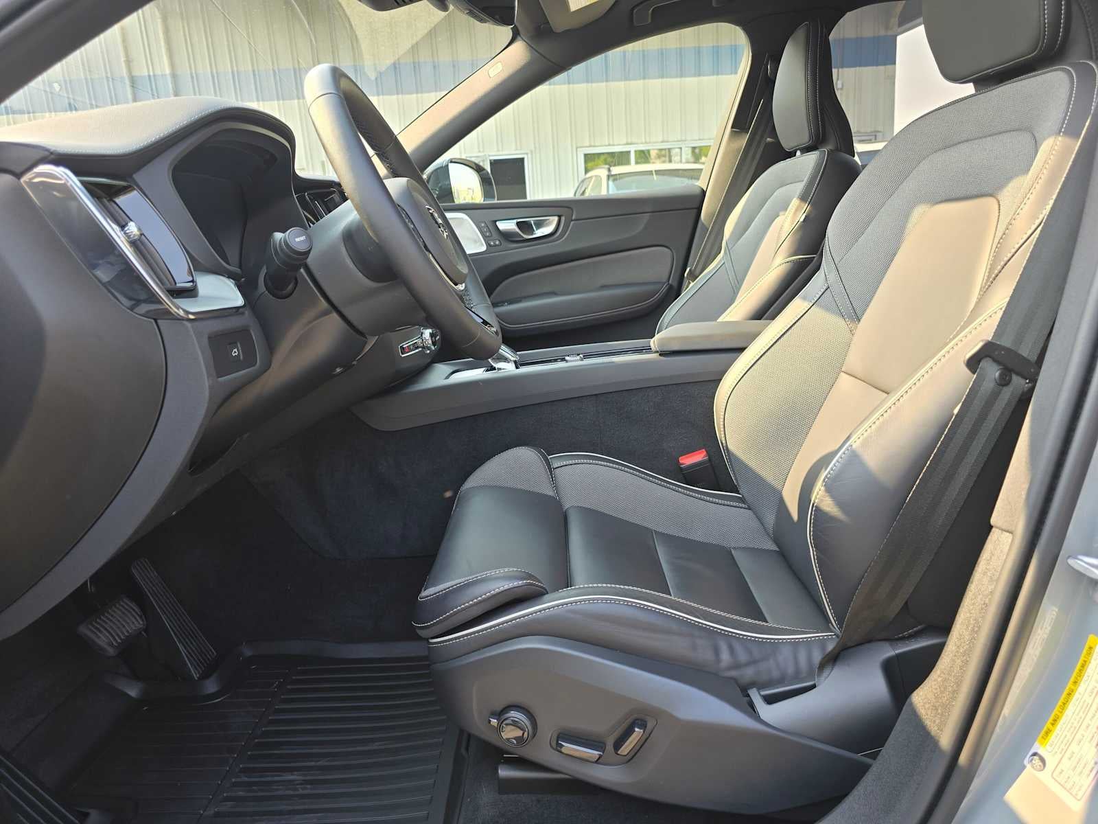 2024 Volvo XC60 Ultimate Dark Theme