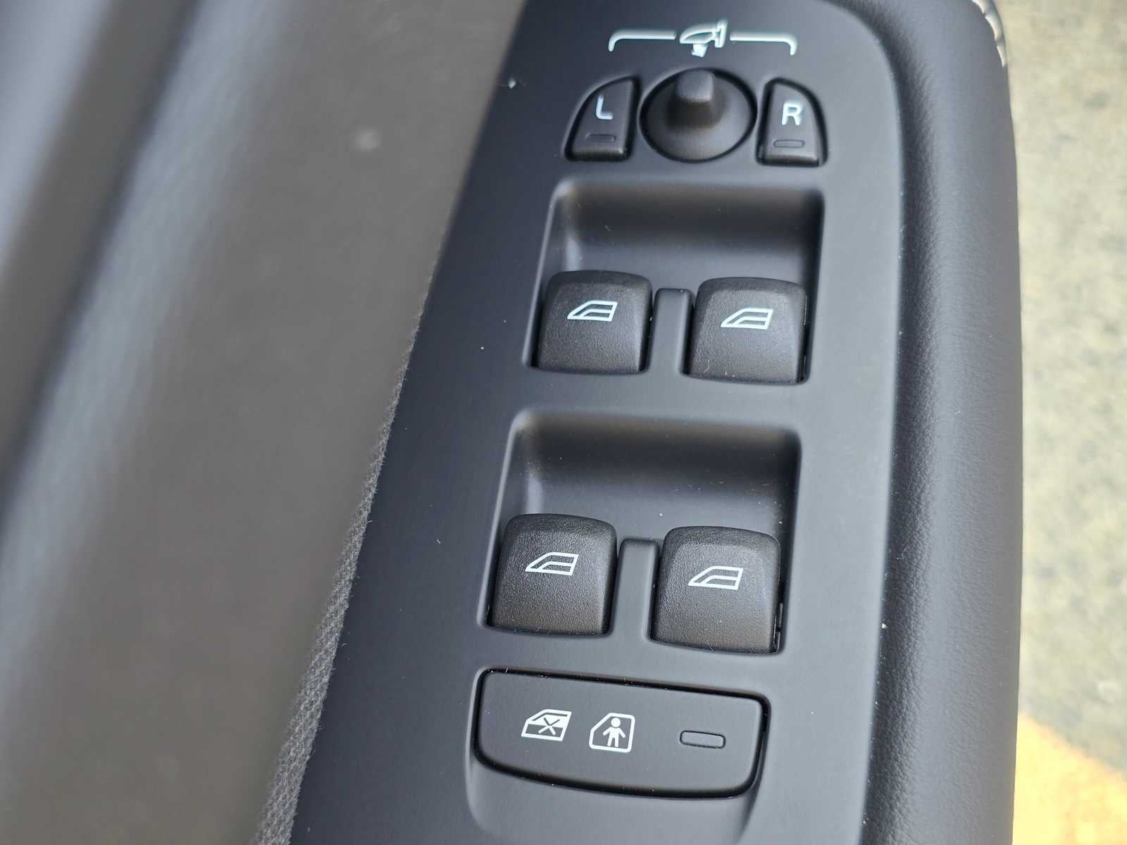 2024 Volvo XC60 Ultimate Dark Theme