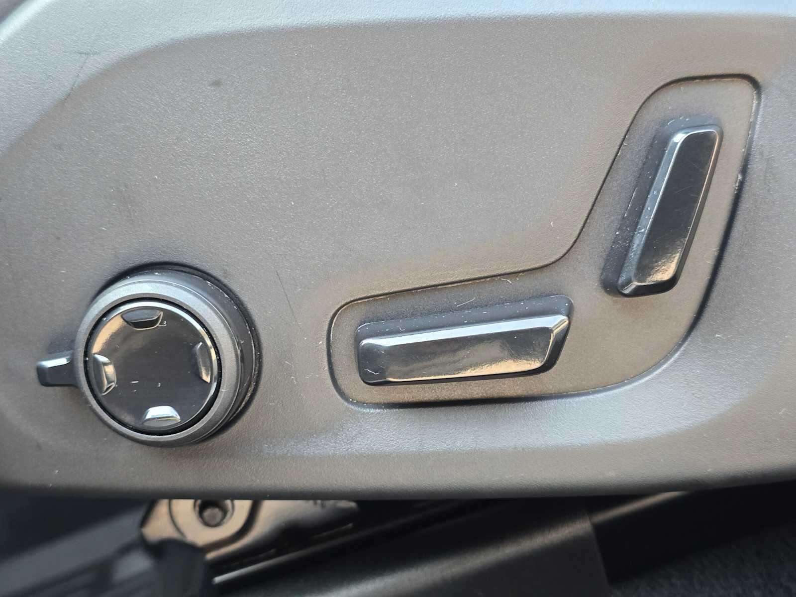 2024 Volvo XC60 Ultimate Dark Theme
