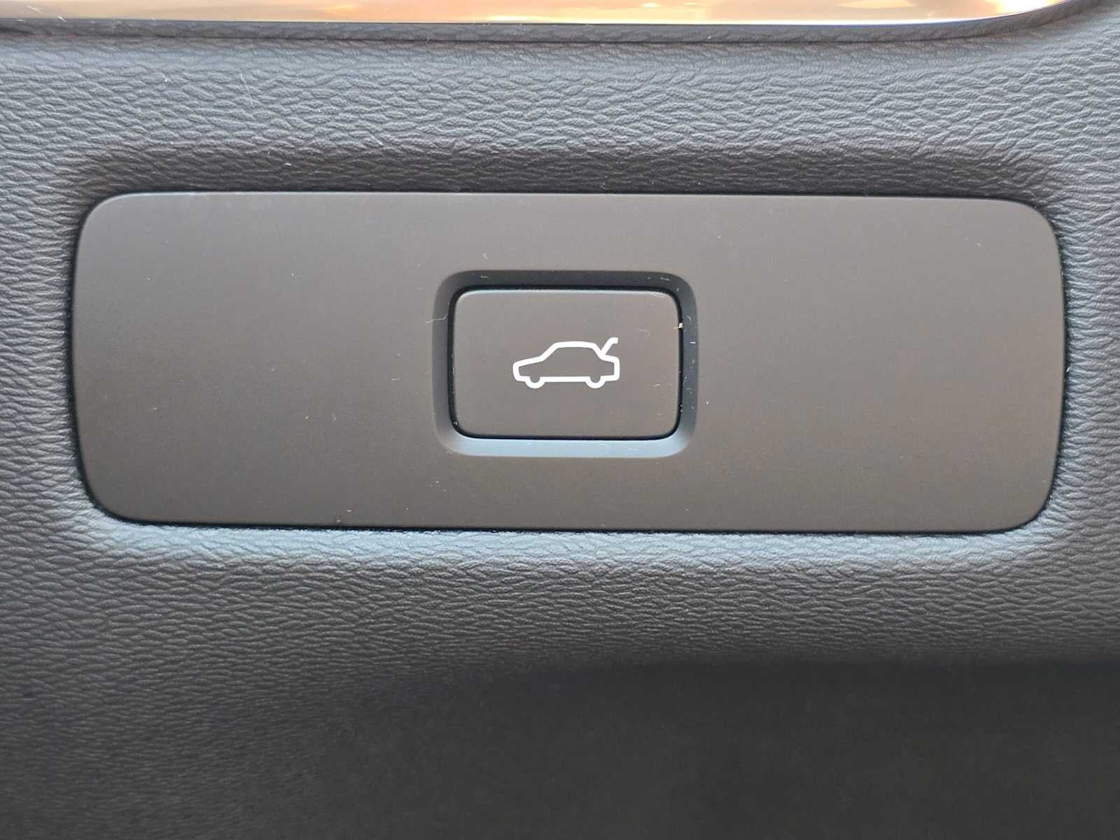 2024 Volvo XC60 Ultimate Dark Theme