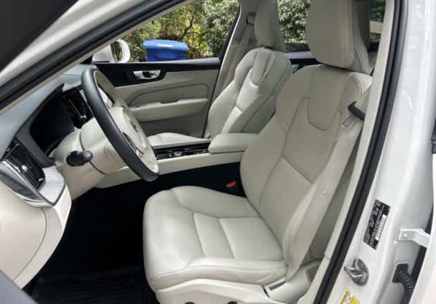 2023 Volvo XC60 Plus Bright Theme