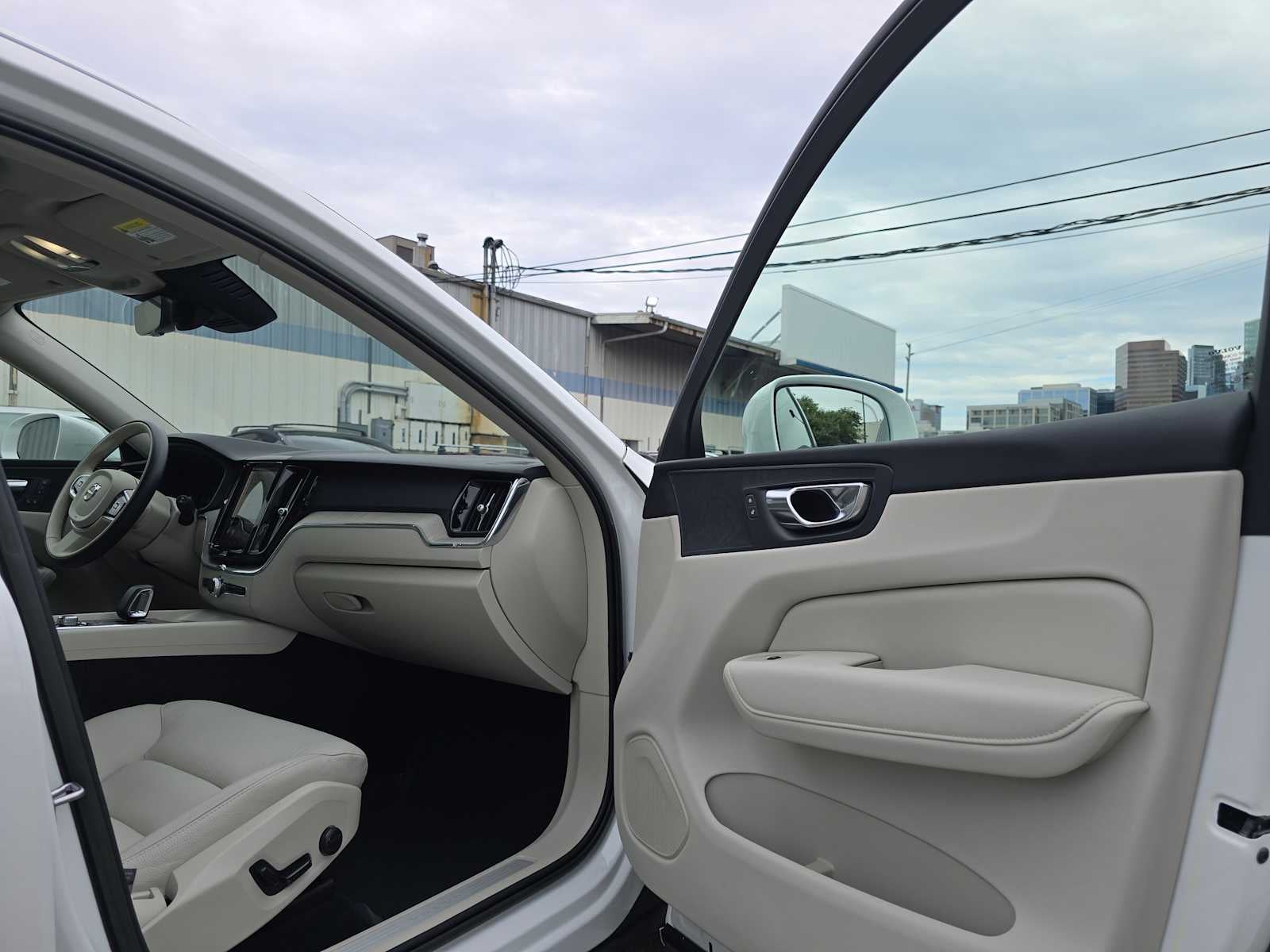 2023 Volvo XC60 Plus Bright Theme