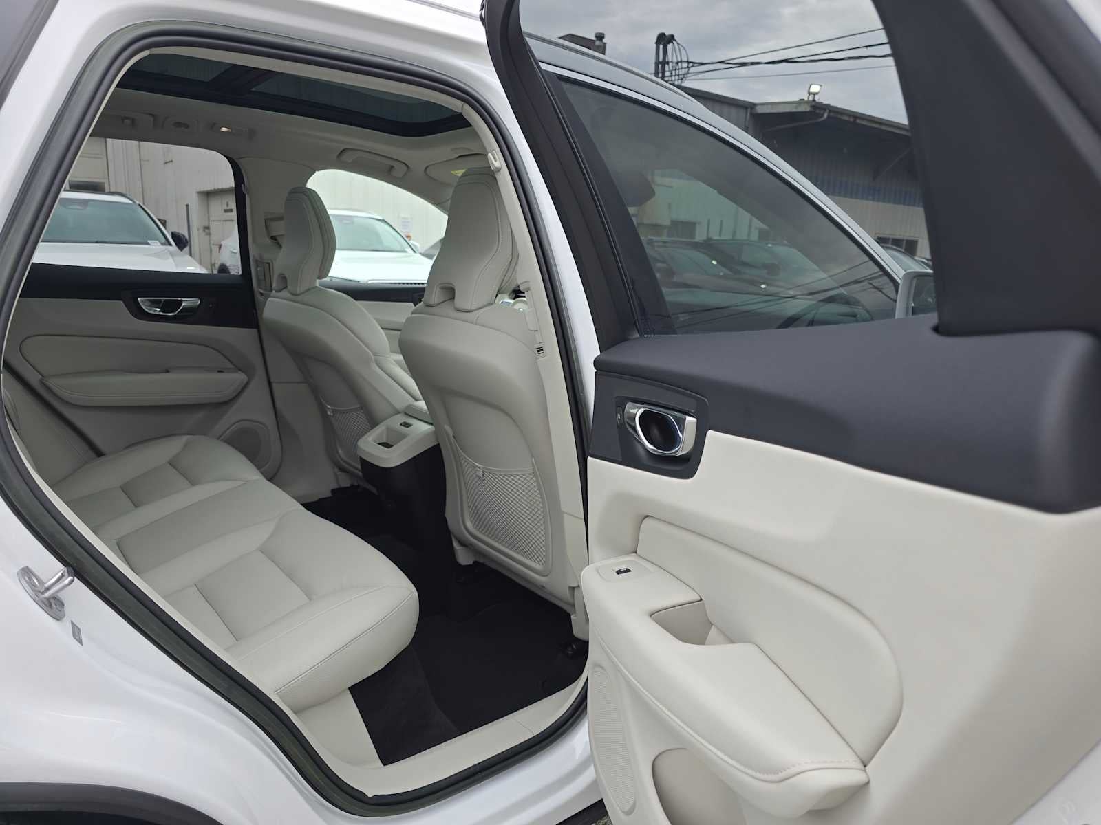 2023 Volvo XC60 Plus Bright Theme