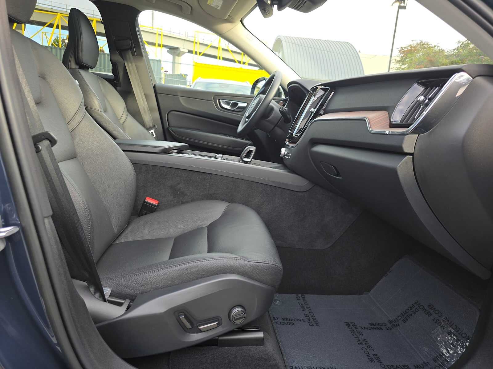 2023 Volvo XC60 Plus Dark Theme