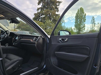 2023 Volvo XC60 Plus Dark Theme