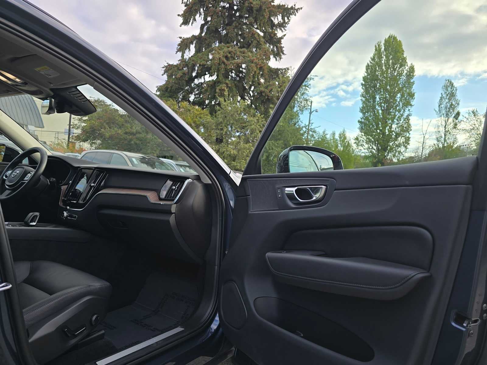 2023 Volvo XC60 Plus Dark Theme