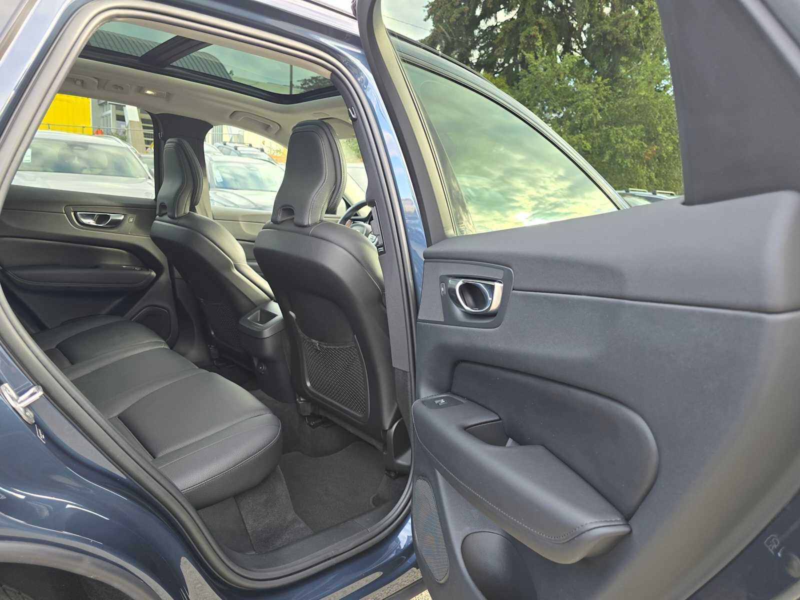 2023 Volvo XC60 Plus Dark Theme