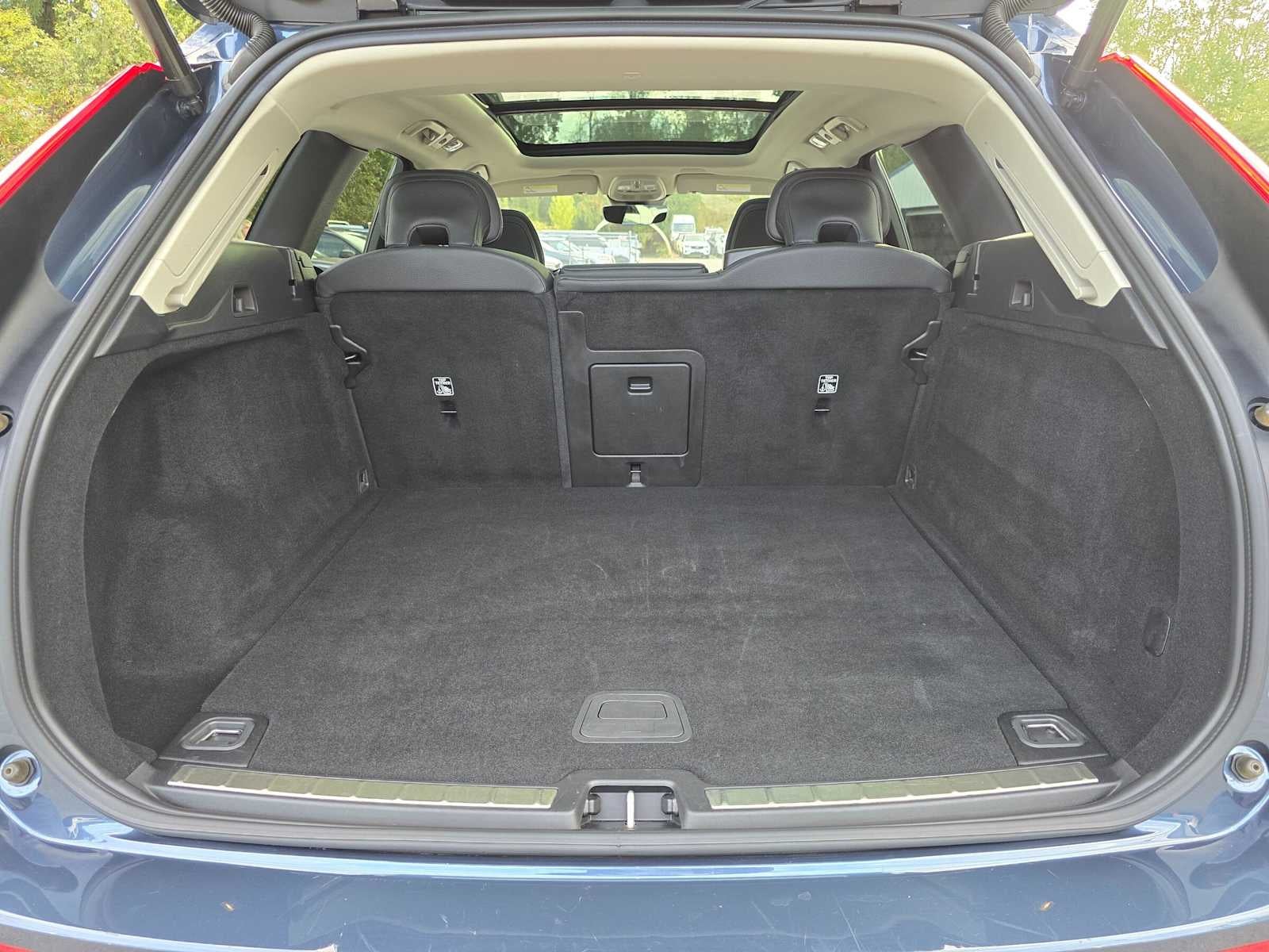 2023 Volvo XC60 Plus Dark Theme