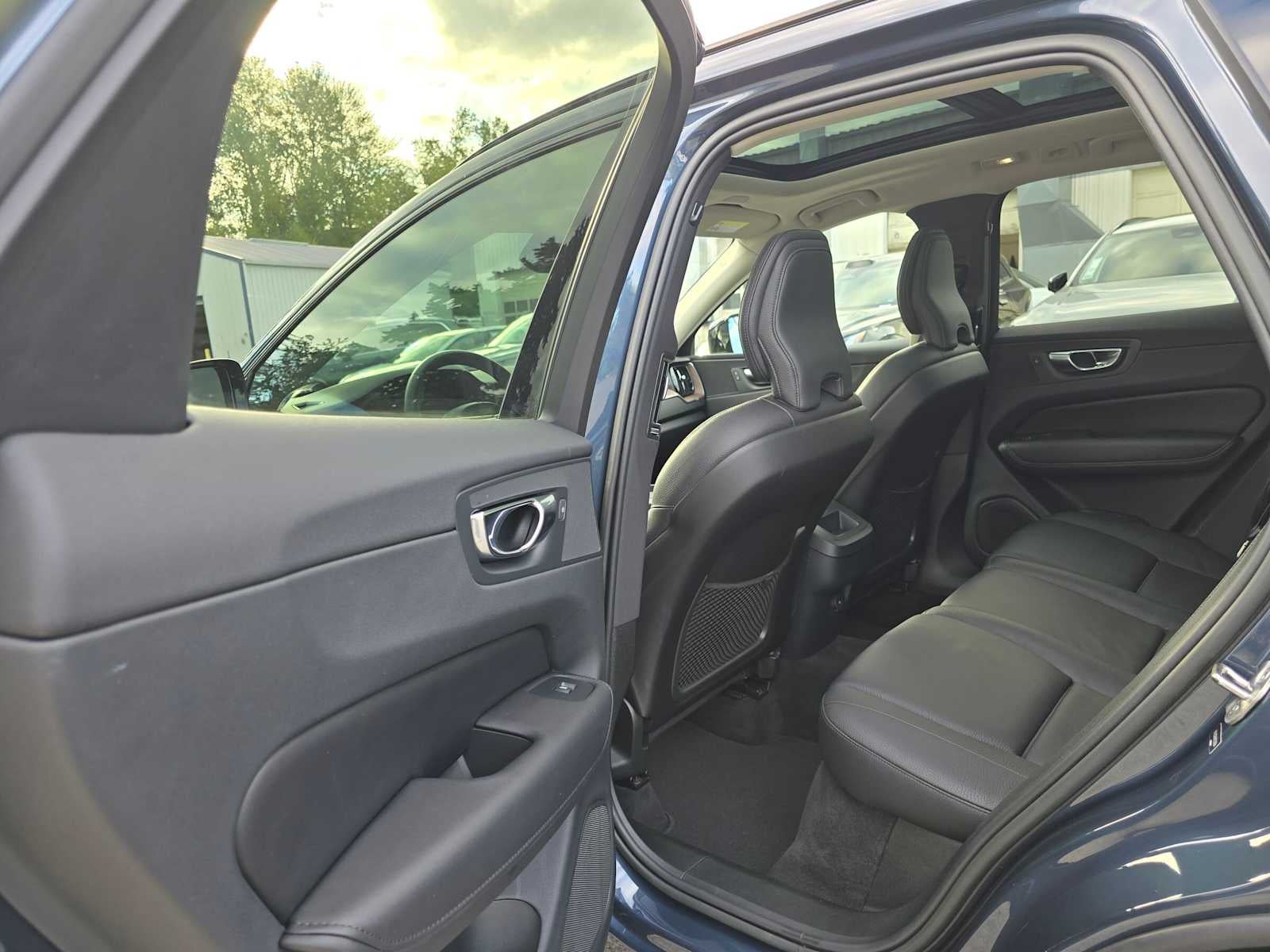 2023 Volvo XC60 Plus Dark Theme