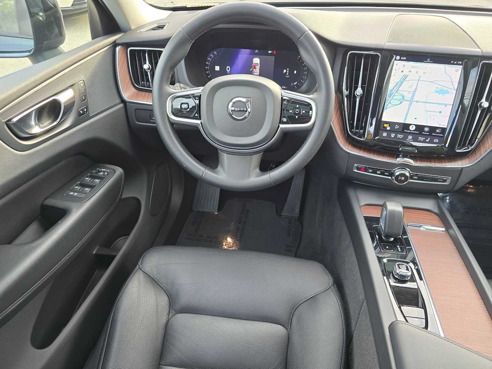 2023 Volvo XC60 Plus Dark Theme