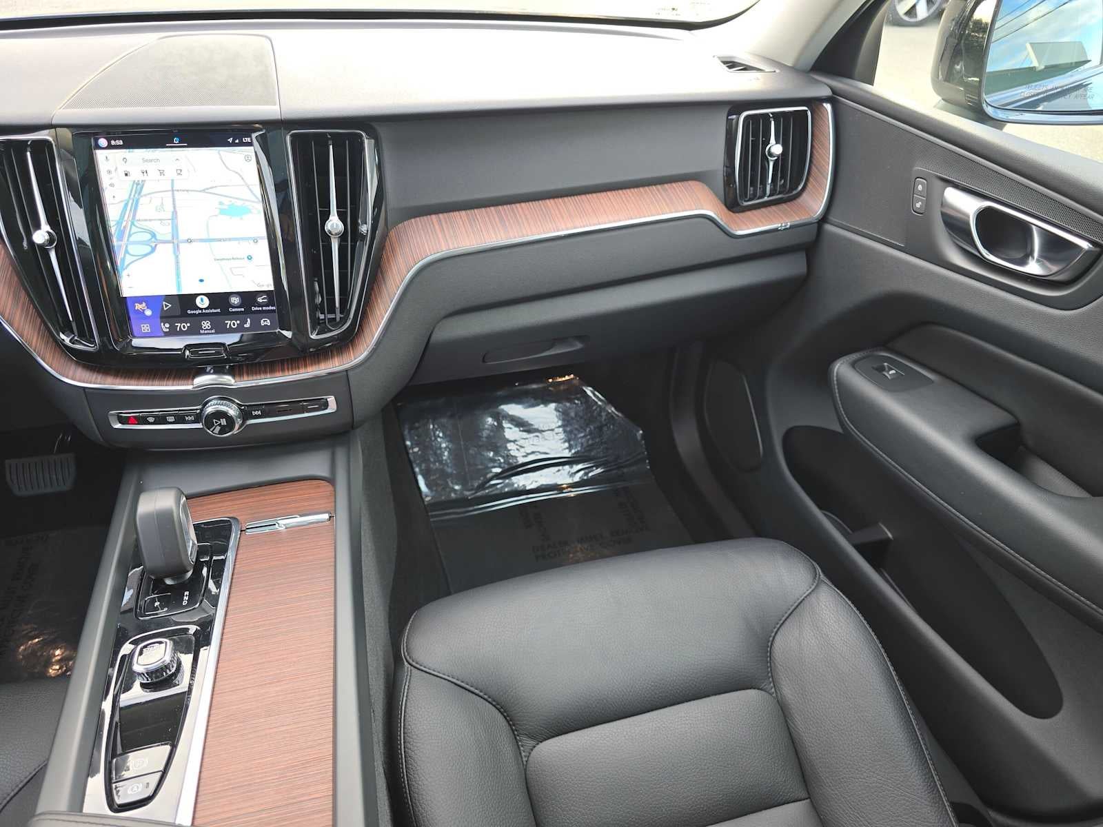 2023 Volvo XC60 Plus Dark Theme