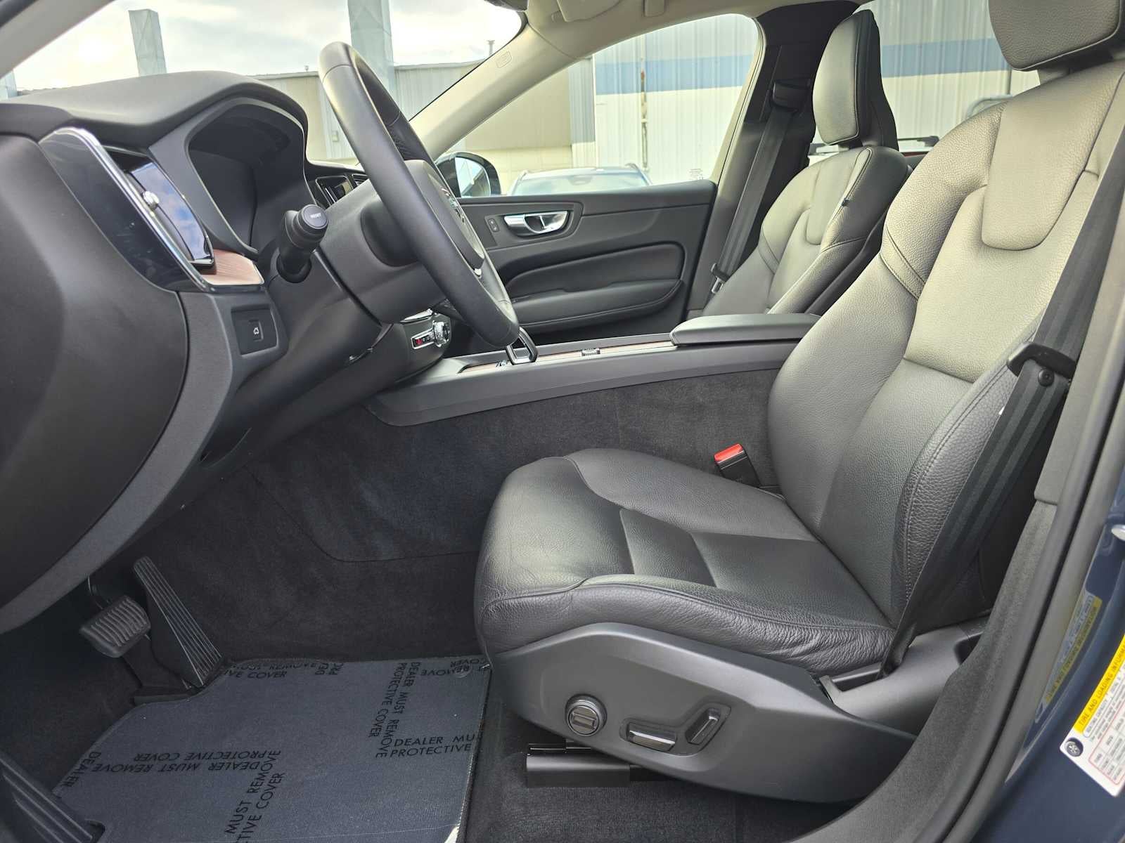 2023 Volvo XC60 Plus Dark Theme