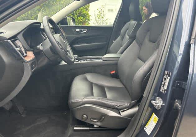 2023 Volvo XC60 Plus Dark Theme