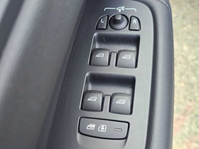 2023 Volvo XC60 Plus Dark Theme