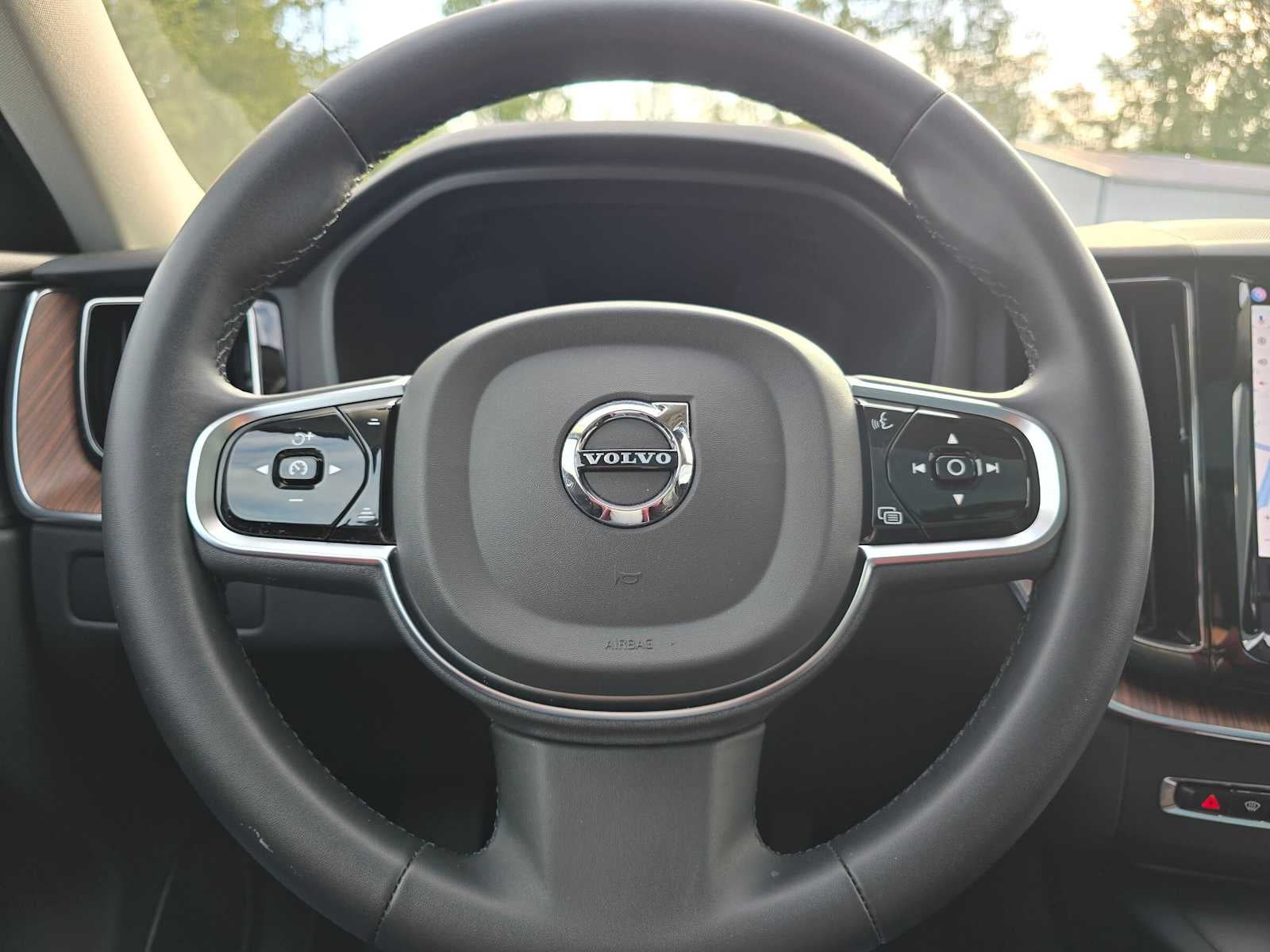 2023 Volvo XC60 Plus Dark Theme