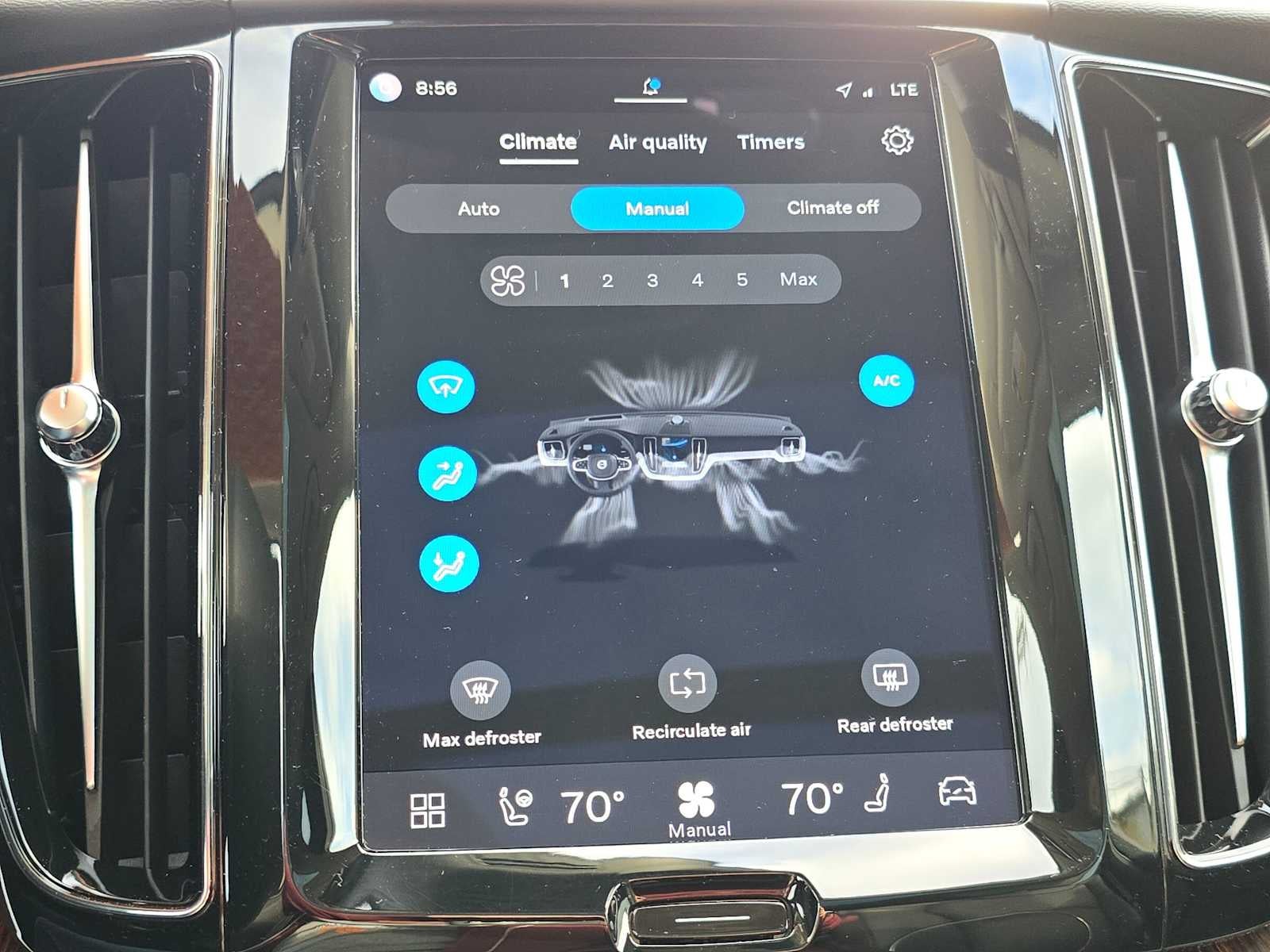 2023 Volvo XC60 Plus Dark Theme