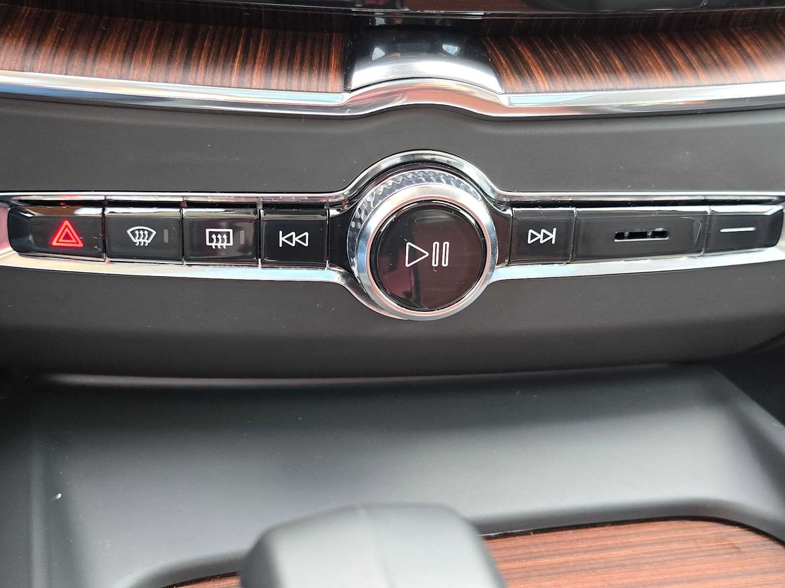 2023 Volvo XC60 Plus Dark Theme