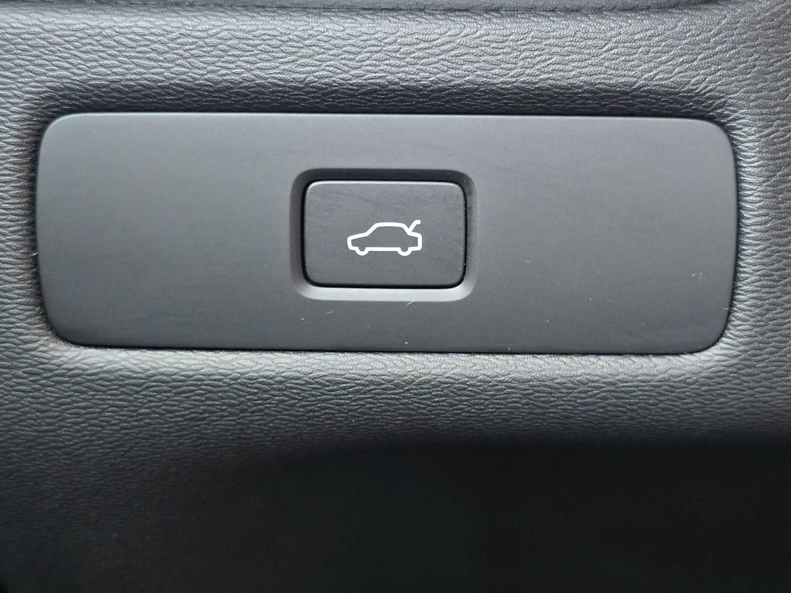 2023 Volvo XC60 Plus Dark Theme