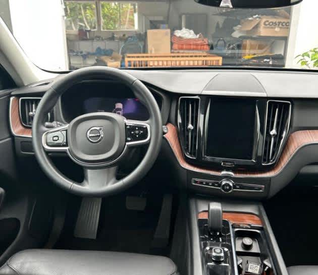 2023 Volvo XC60 Plus Dark Theme