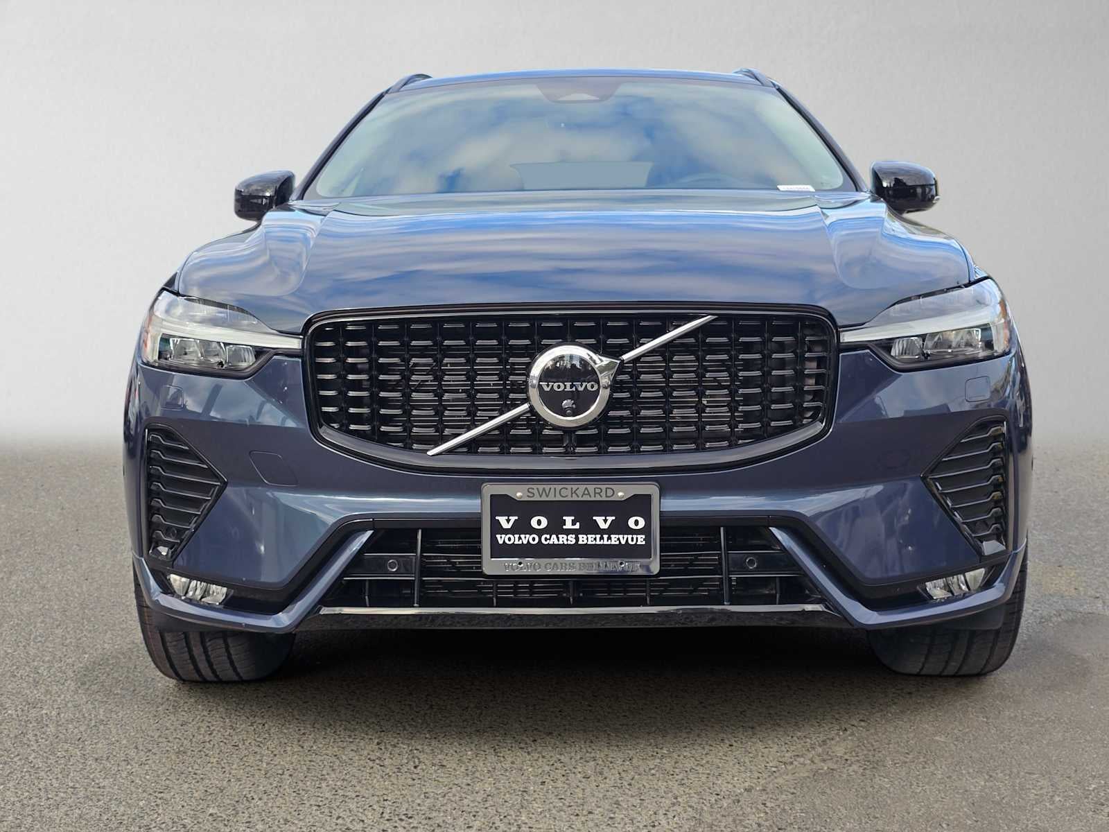 2023 Volvo XC60 Plus Dark Theme