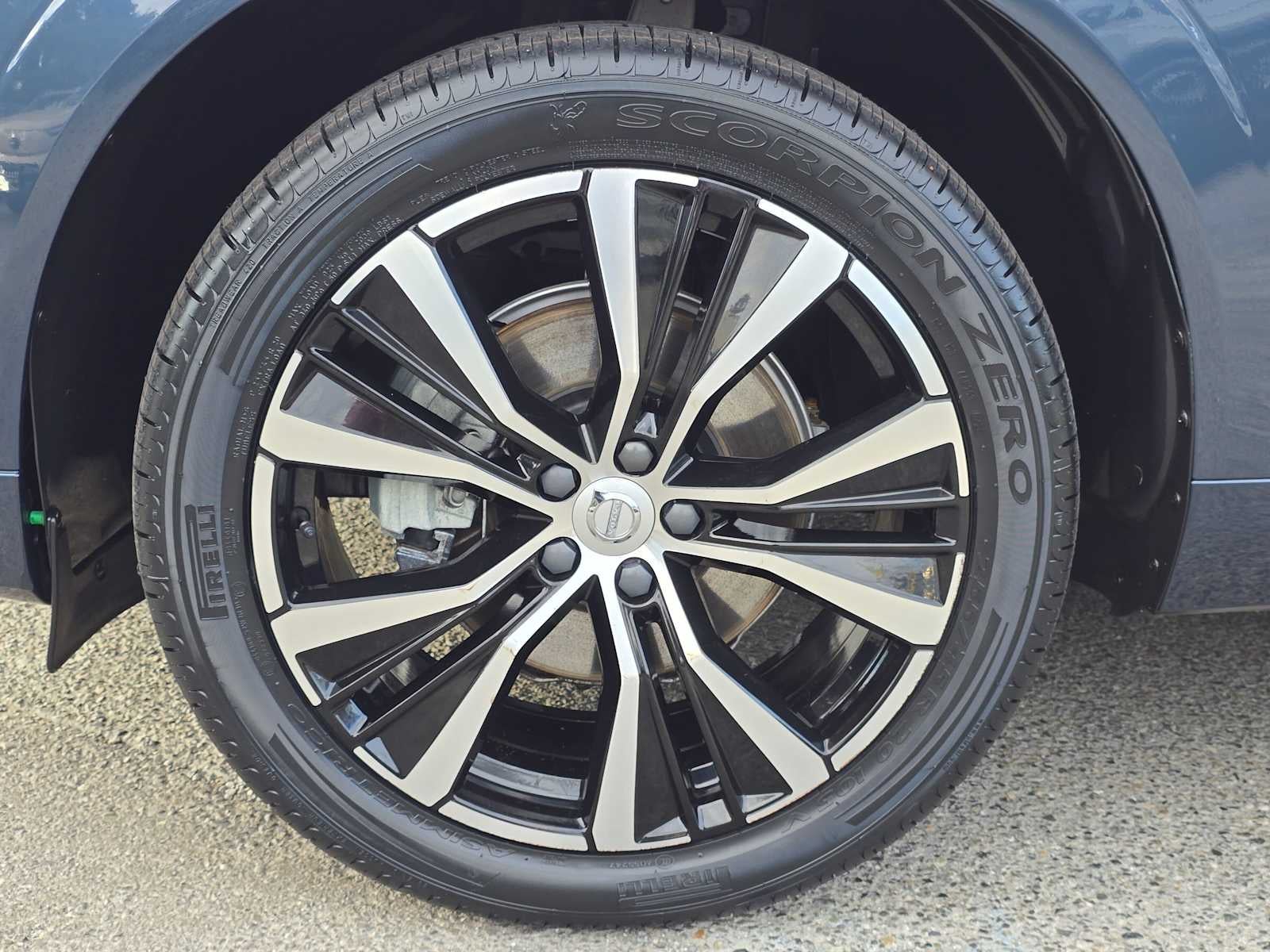 2023 Volvo XC60 Plus Dark Theme