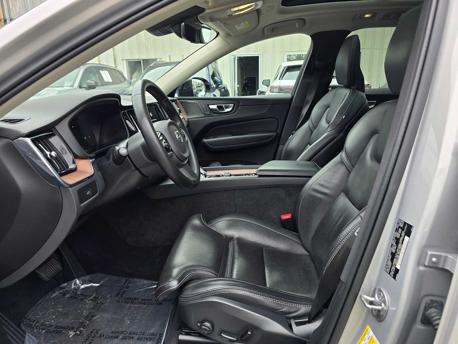 2023 Volvo XC60 Ultimate Dark Theme