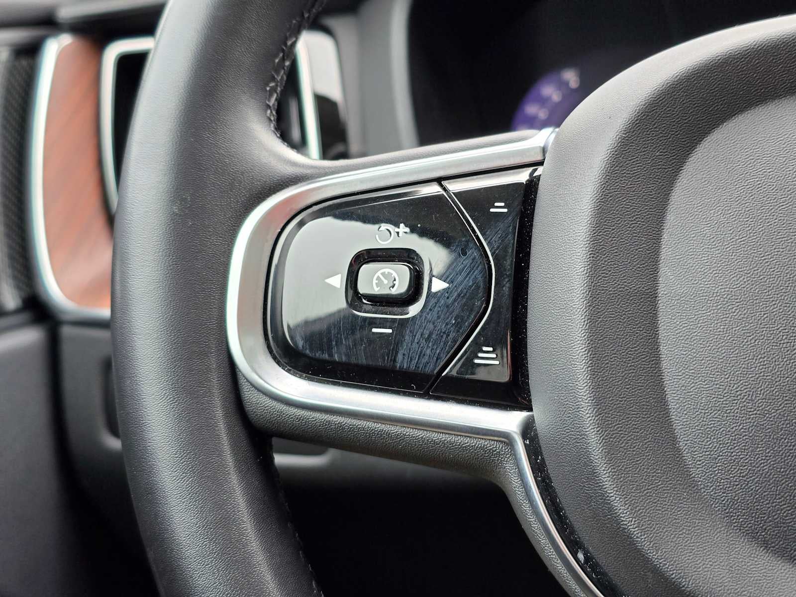 2023 Volvo XC60 Ultimate Dark Theme