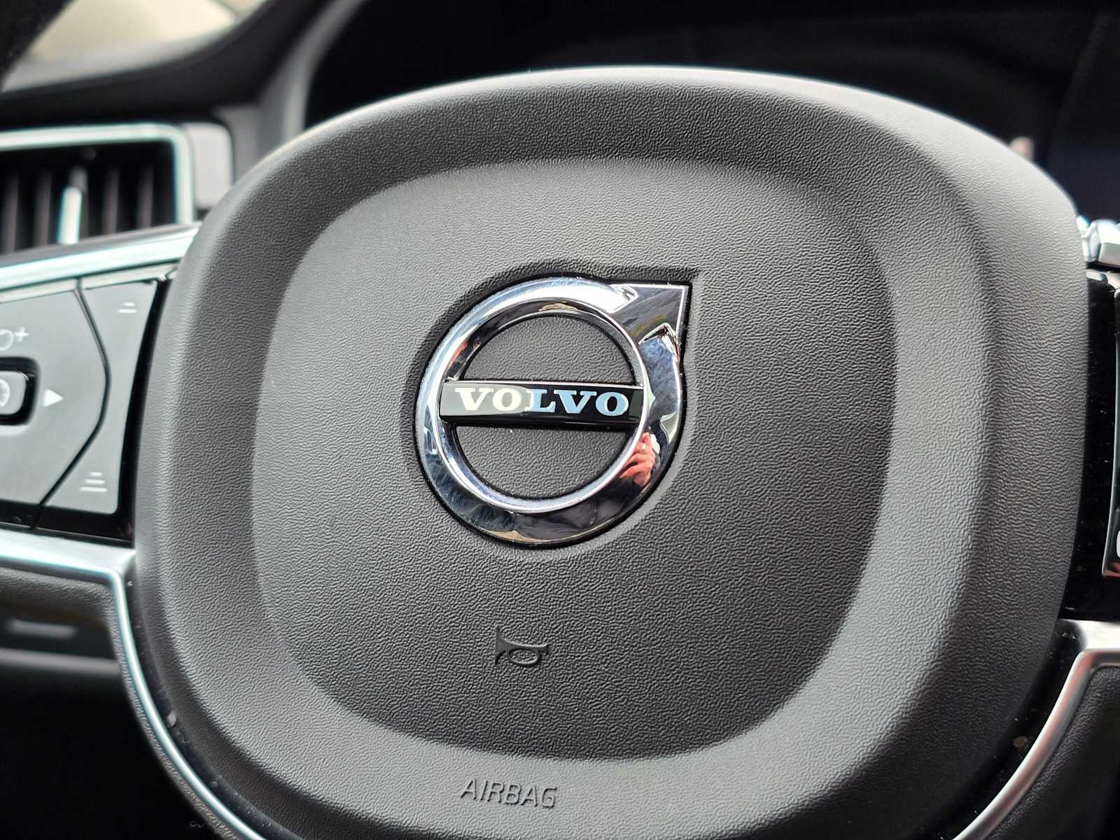 2023 Volvo XC60 Ultimate Dark Theme