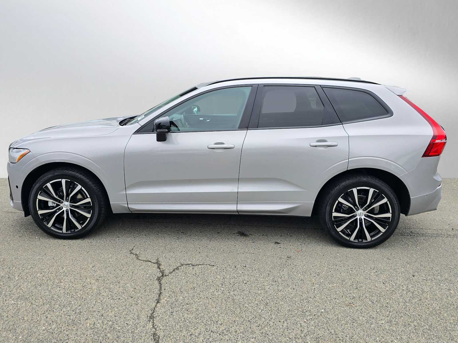 2023 Volvo XC60 Ultimate Dark Theme