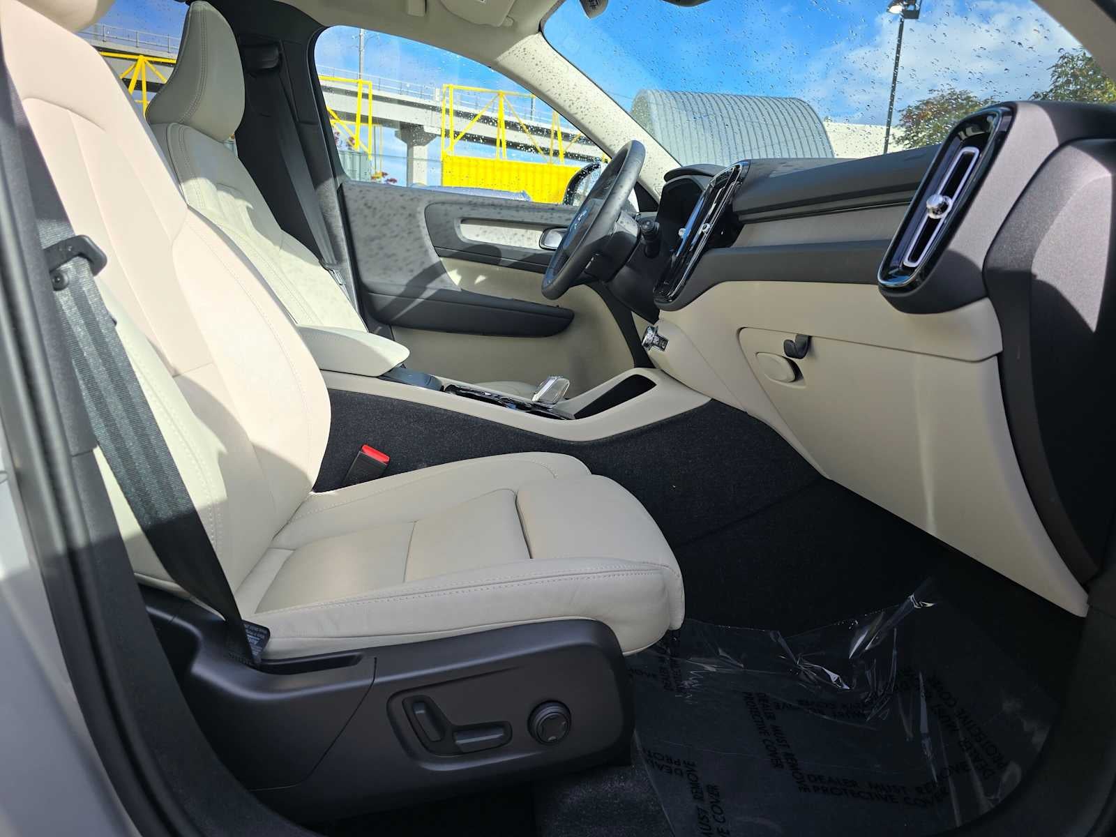 2023 Volvo XC40 Ultimate Bright Theme