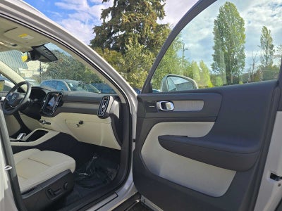 2023 Volvo XC40 Ultimate Bright Theme