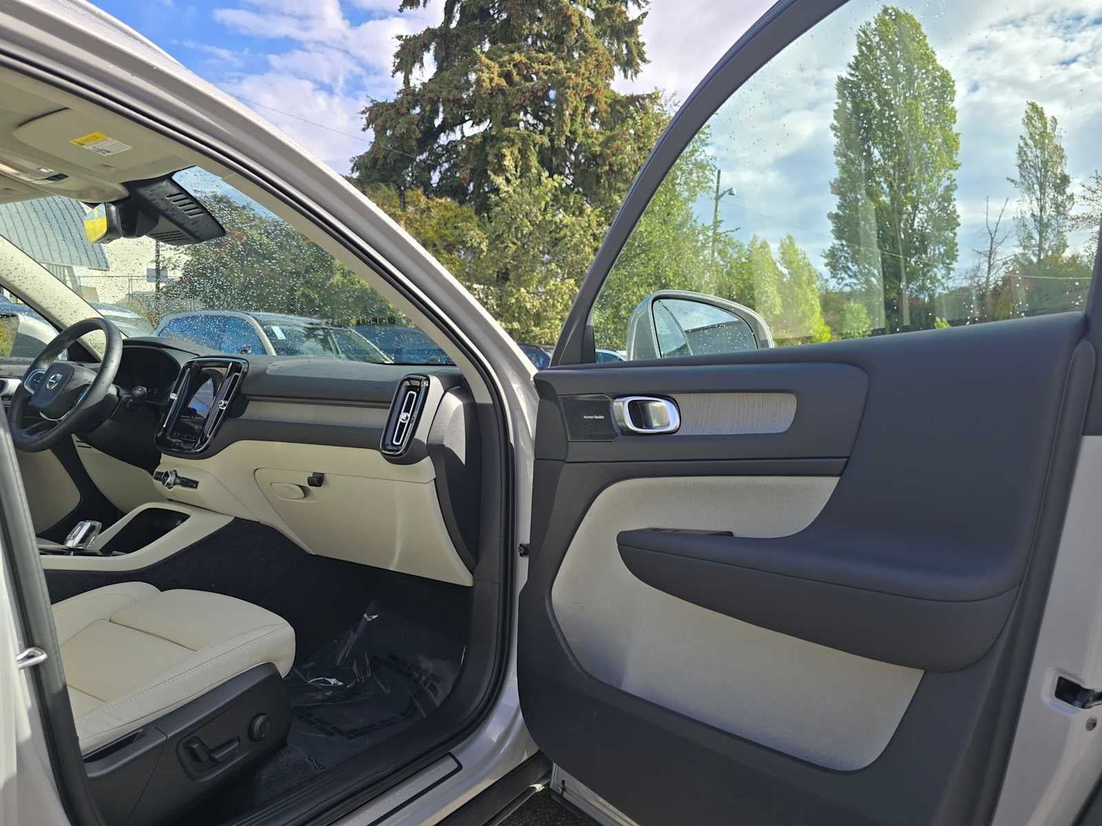 2023 Volvo XC40 Ultimate Bright Theme