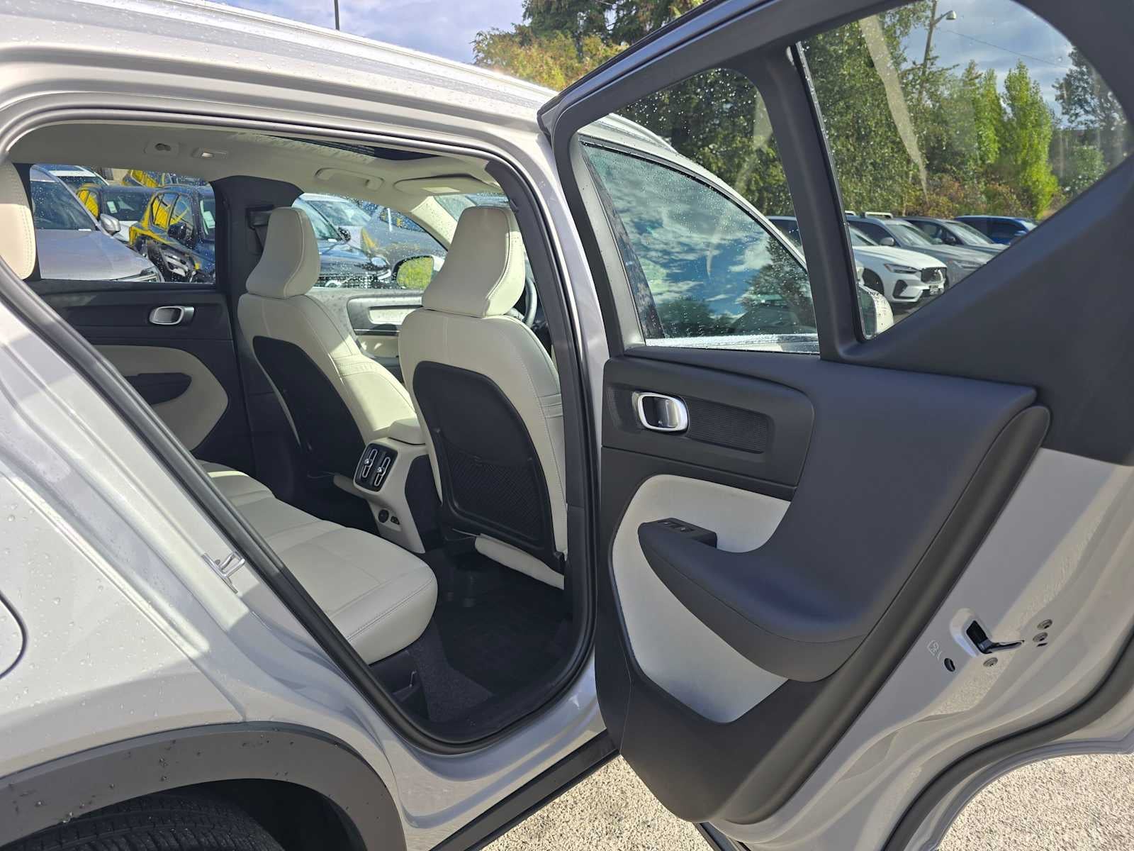 2023 Volvo XC40 Ultimate Bright Theme