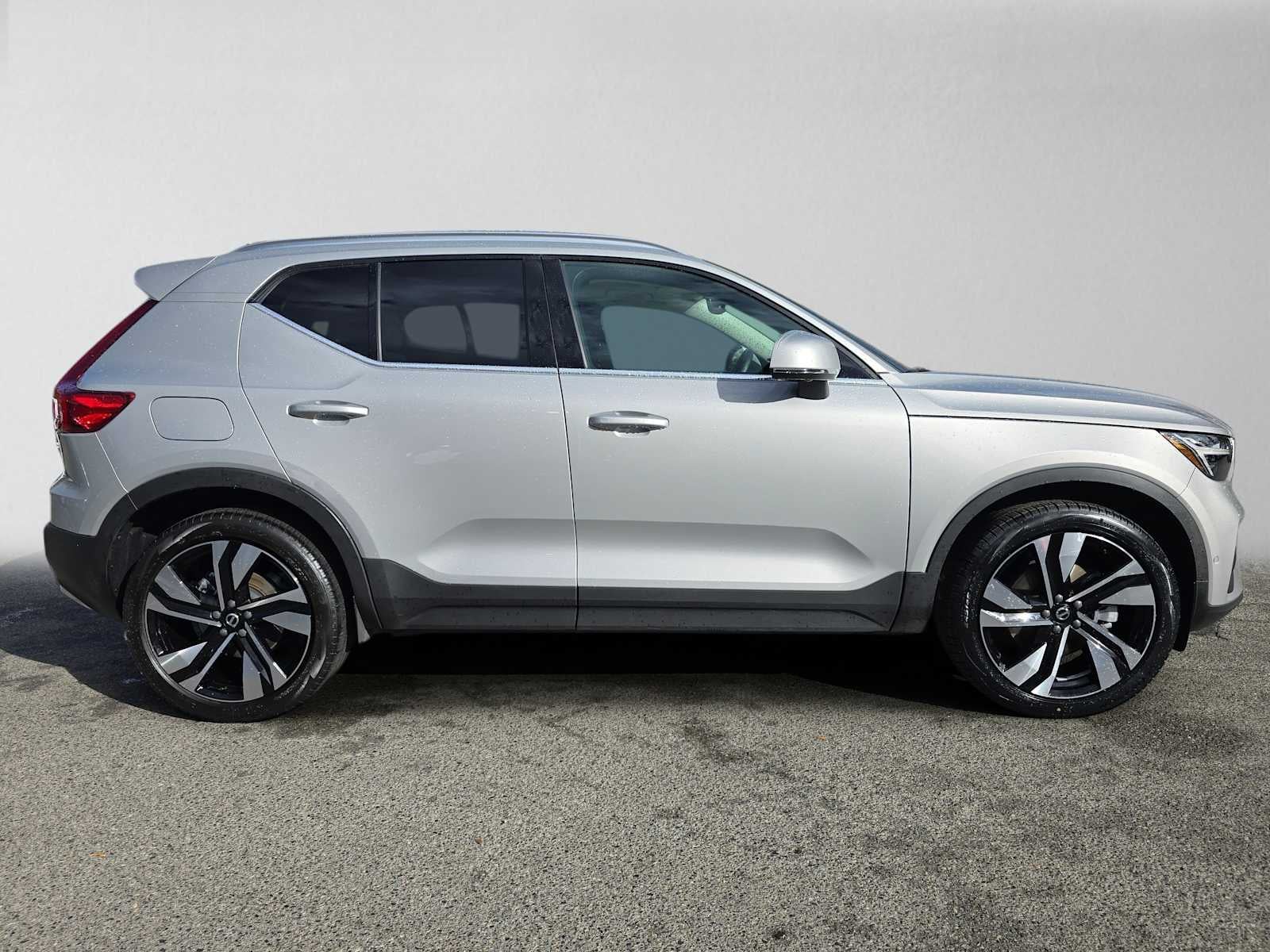 2023 Volvo XC40 Ultimate Bright Theme