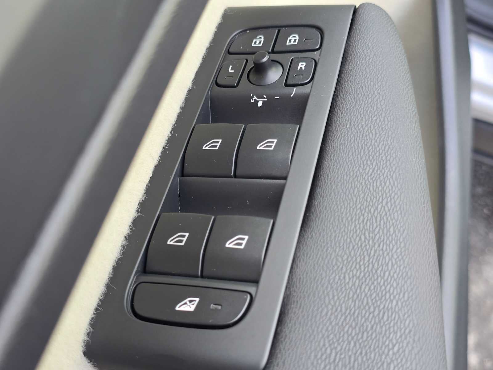 2023 Volvo XC40 Ultimate Bright Theme
