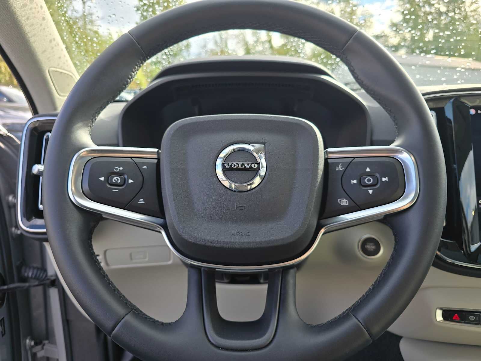 2023 Volvo XC40 Ultimate Bright Theme