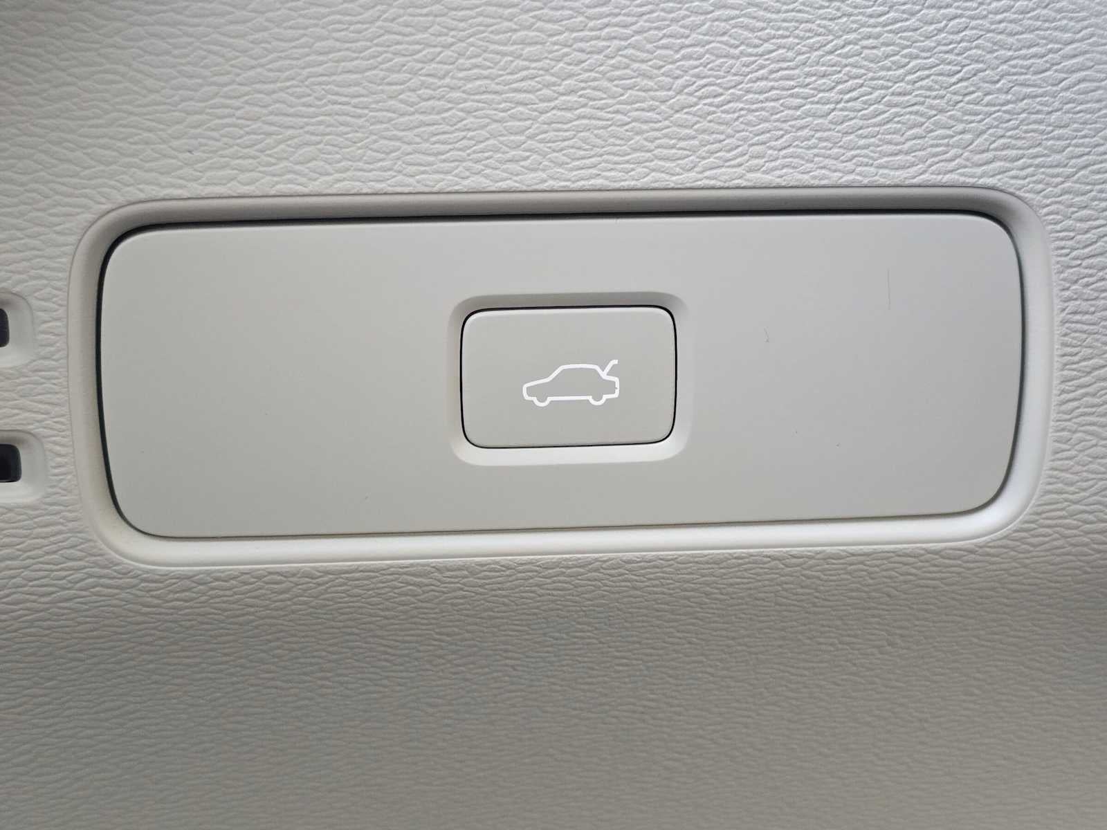 2023 Volvo XC40 Ultimate Bright Theme