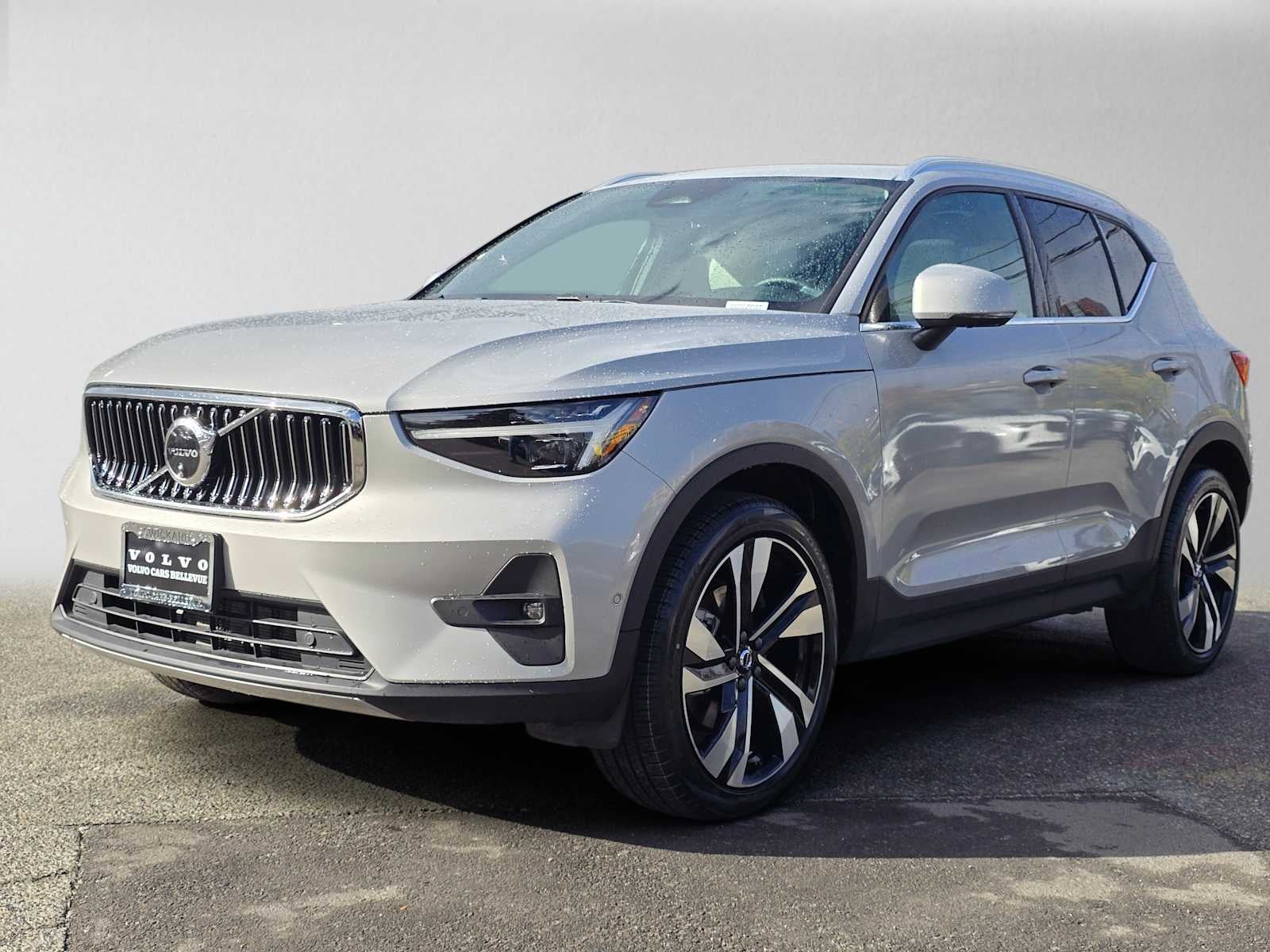 2023 Volvo XC40 Ultimate Bright Theme
