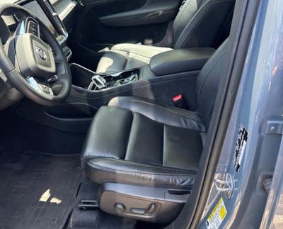 2023 Volvo XC40 Ultimate Bright Theme