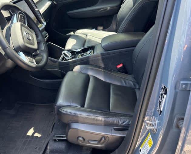 2023 Volvo XC40 Ultimate Bright Theme