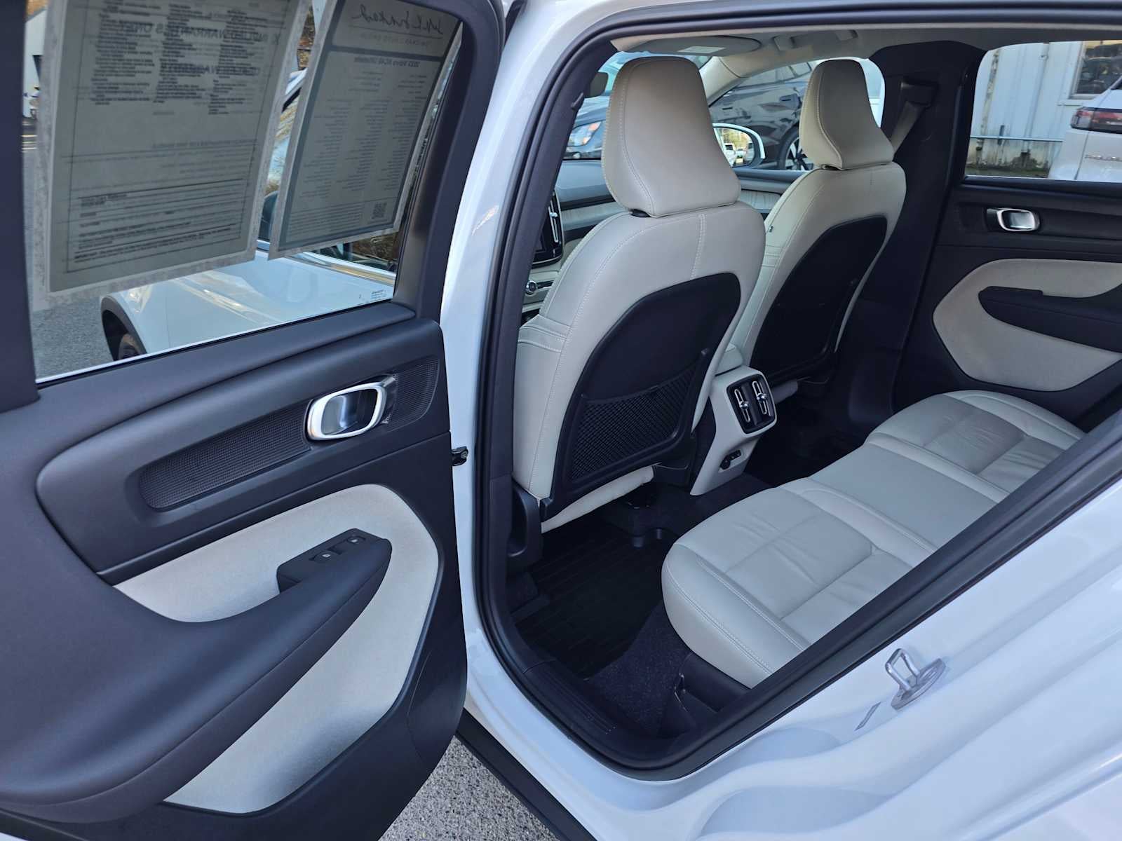 2023 Volvo XC40 Ultimate Bright Theme