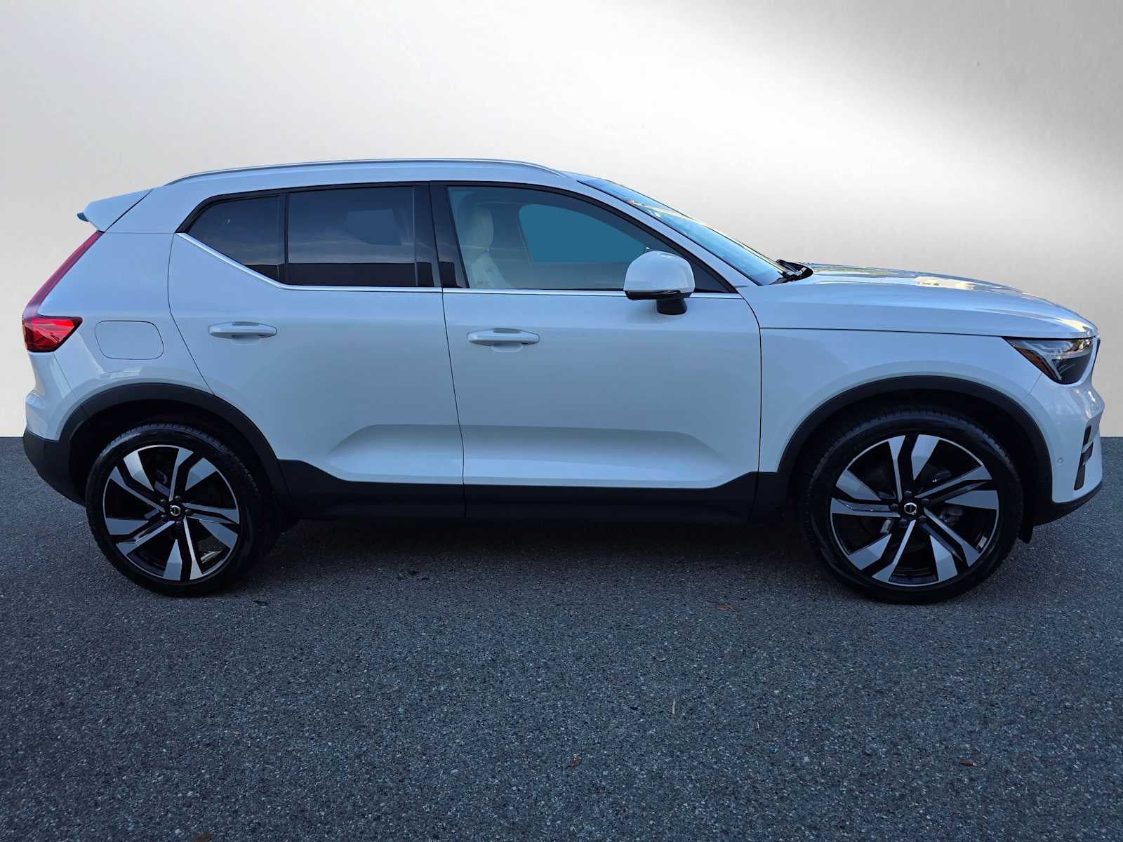 2023 Volvo XC40 Ultimate Bright Theme
