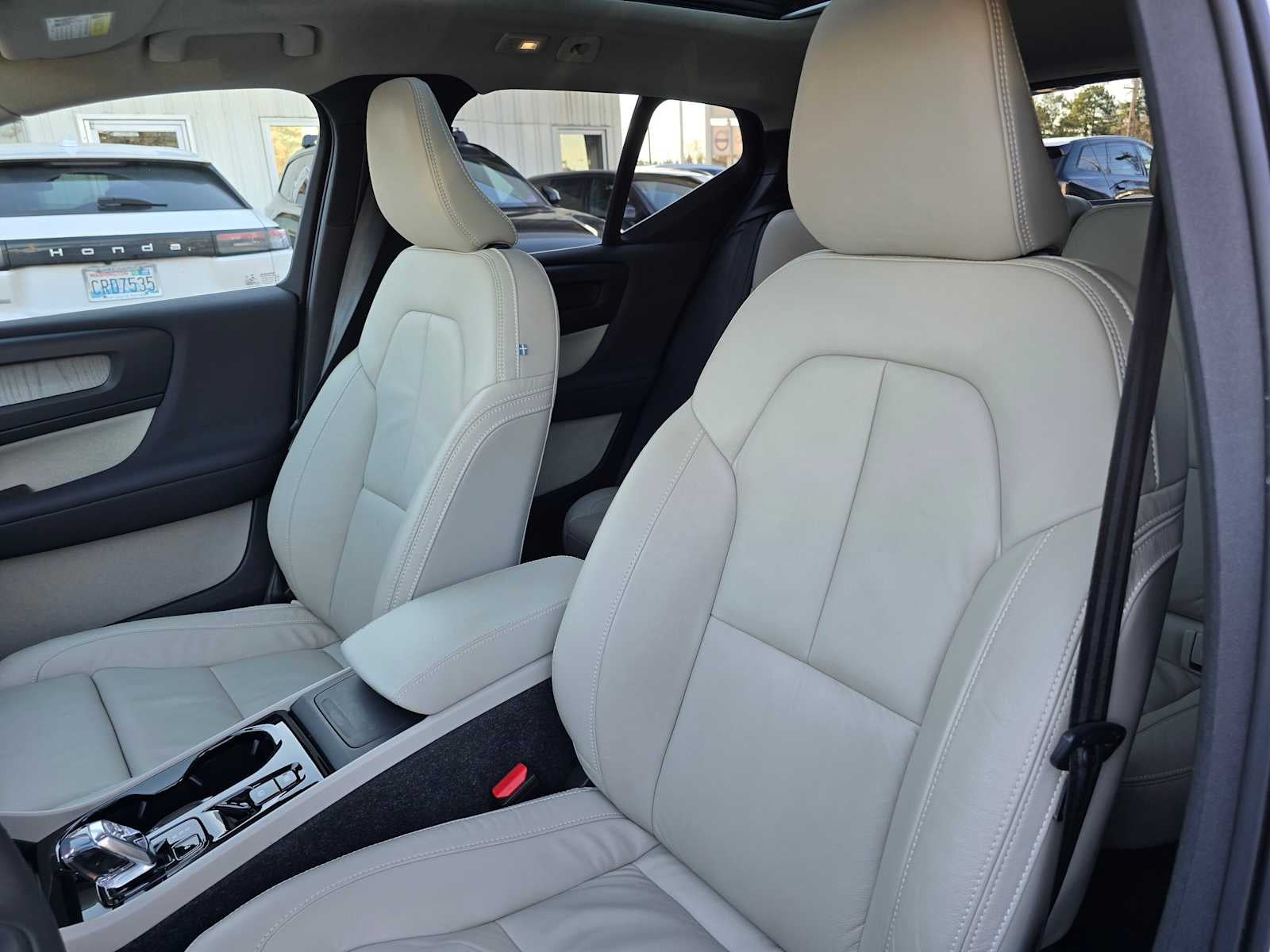 2023 Volvo XC40 Ultimate Bright Theme