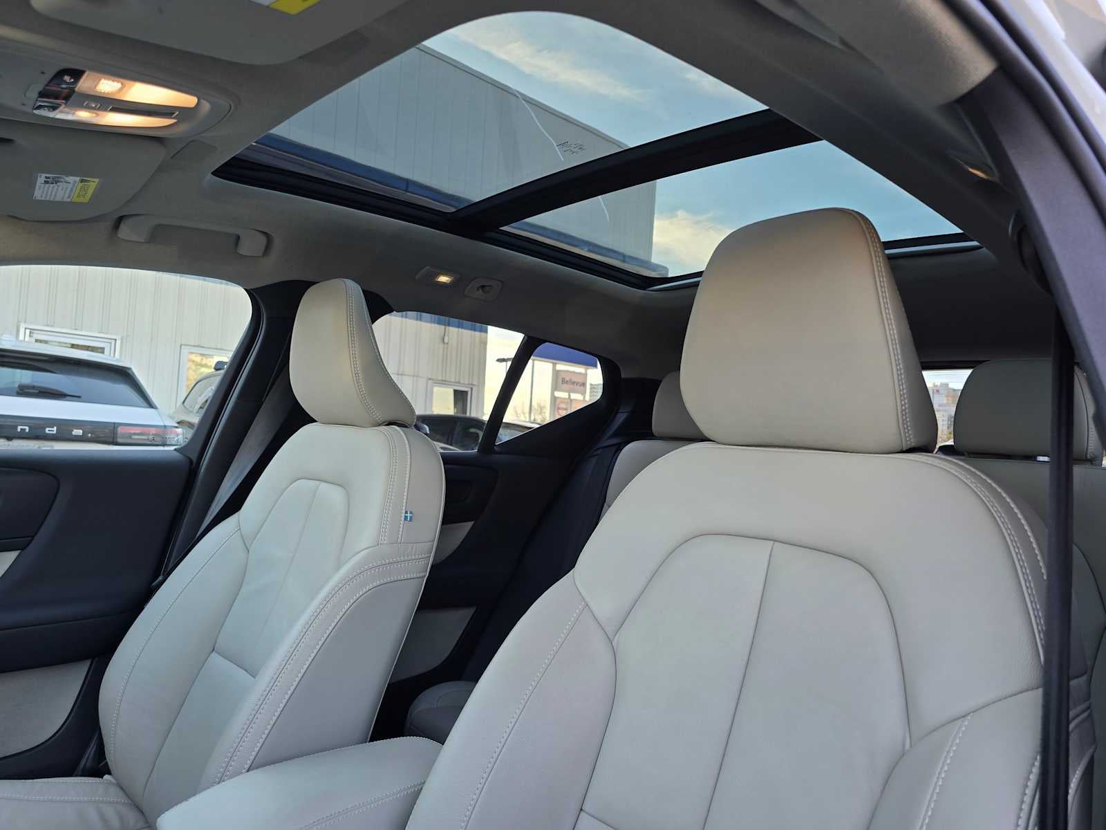 2023 Volvo XC40 Ultimate Bright Theme