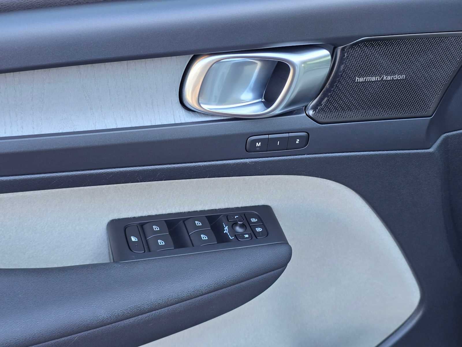 2023 Volvo XC40 Ultimate Bright Theme