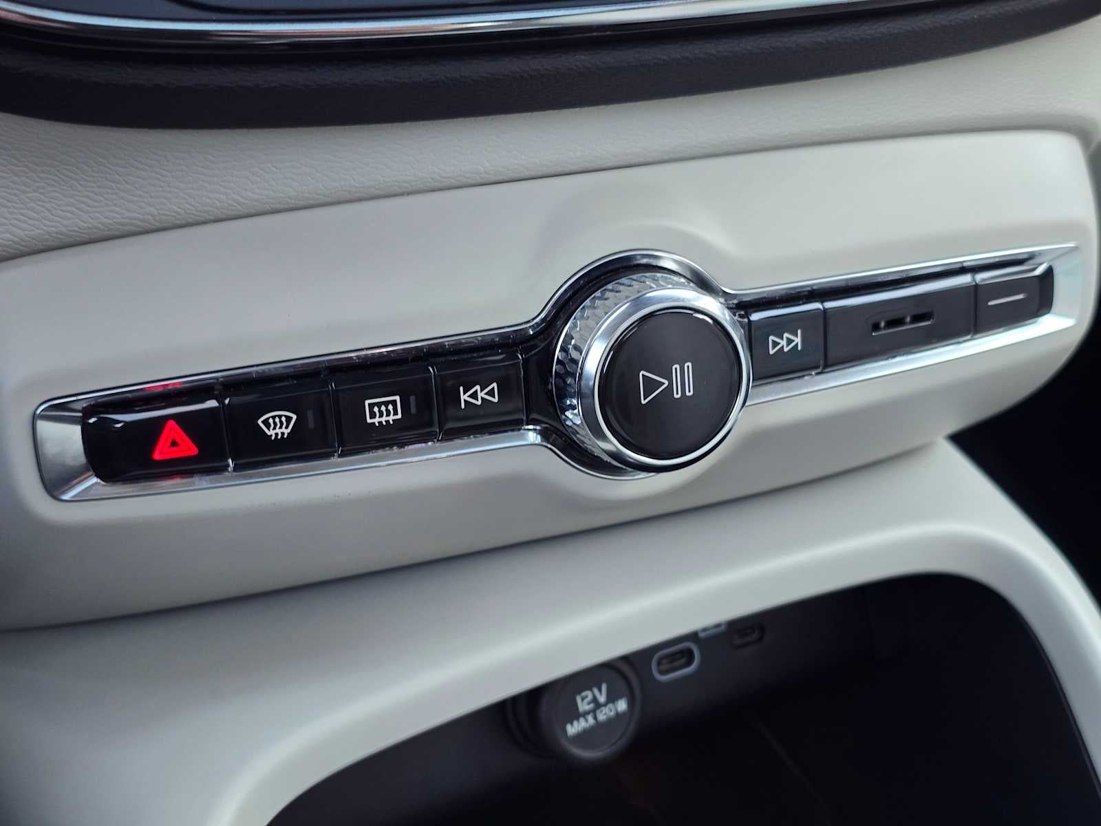 2023 Volvo XC40 Ultimate Bright Theme