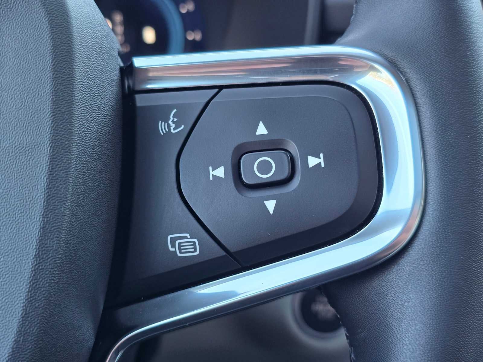 2023 Volvo XC40 Ultimate Bright Theme